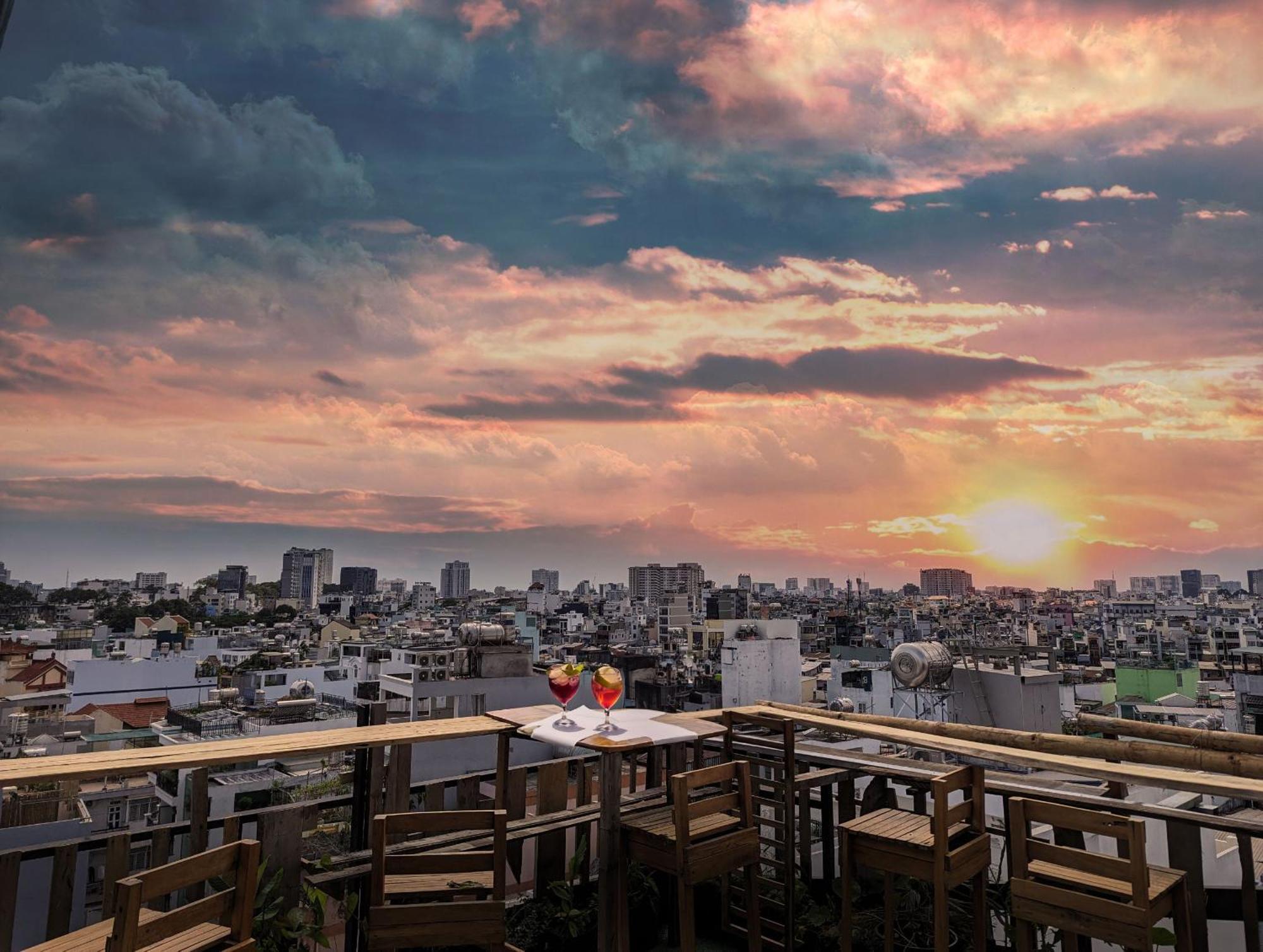 The Gk House Hostel, Ecolliving, Central City, Natural Wooden, Chill View Rooftop, Restaurant And Cocktail Bar 胡志明市 外观 照片